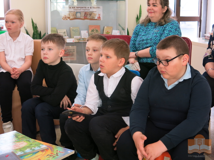 Второклассники школы №19 на обзорной экскурсии в Национальной библиотеке Карелии