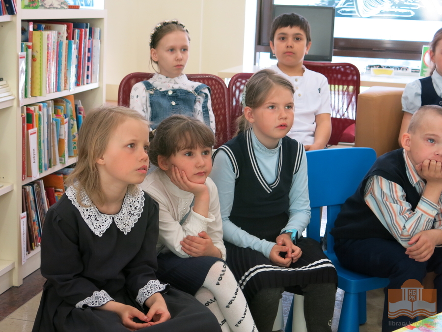 Второклассники школы №19 на обзорной экскурсии в Национальной библиотеке Карелии
