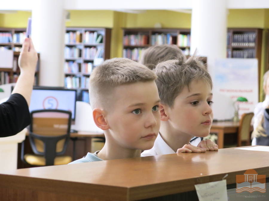 Второклассники школы №19 на обзорной экскурсии в Национальной библиотеке Карелии