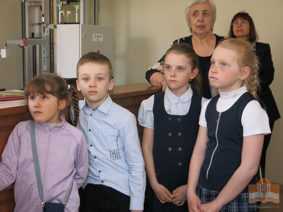 Второклассники школы №19 на обзорной экскурсии в Национальной библиотеке Карелии