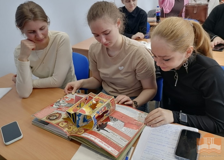 Студенты знакомятся с книгами из фонда Национальной библиотеки Карелии