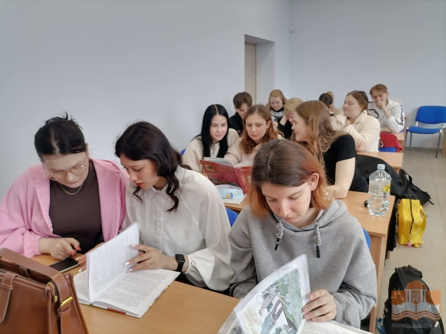 Студенты знакомятся с книгами из фонда Национальной библиотеки Карелии