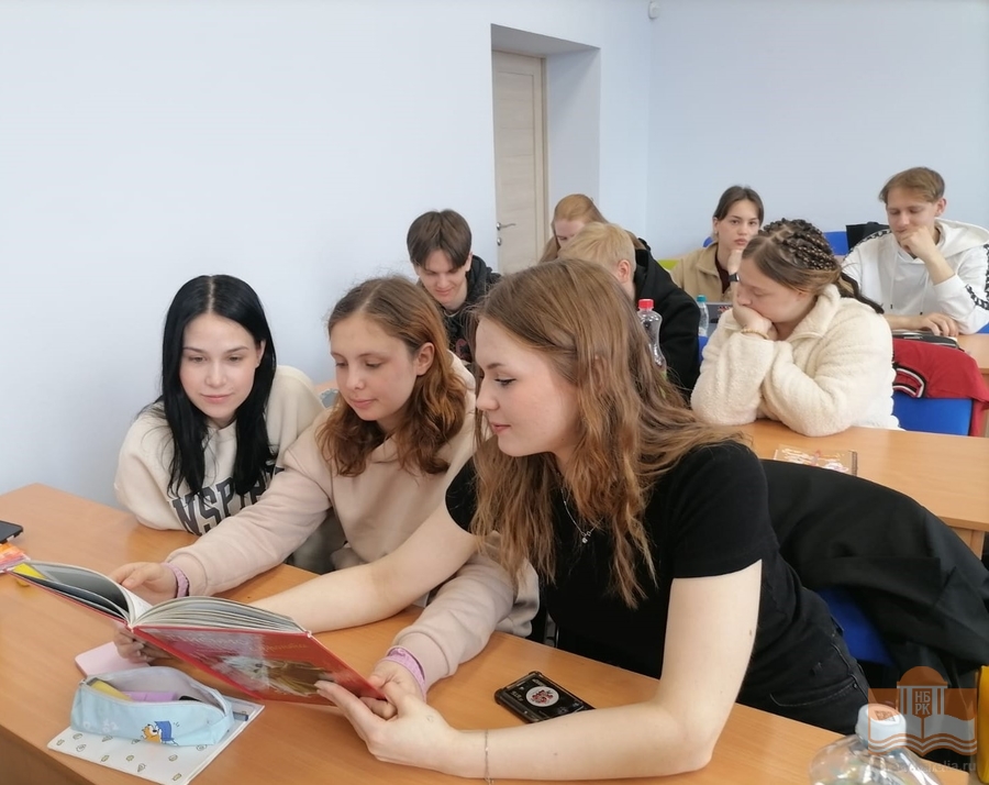 Студенты знакомятся с книгами из фонда Национальной библиотеки Карелии