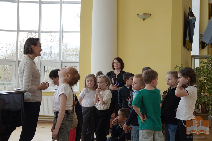 Первоклассники петрозаводской частной общеобразовательной «Независимой школы» в Национальной библиотеке Карелии