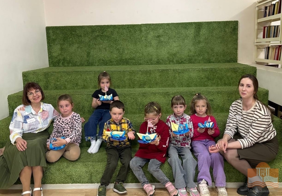 Участники творческой программы «Большой мир маленькой книги: На всех парусах – в лето!»