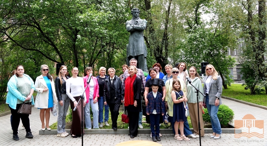 По уже сложившейся традиции в Пушкинский день состоялась акция «Цветы поэту»