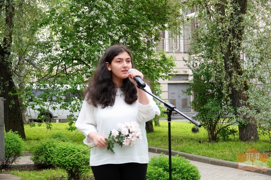 По уже сложившейся традиции в Пушкинский день состоялась акция «Цветы поэту»