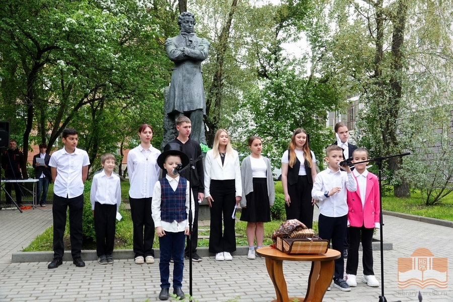 Литературно-музыкальная композиция по стихам и романсам Пушкина в исполнении учащихся школы №10 Петрозаводска