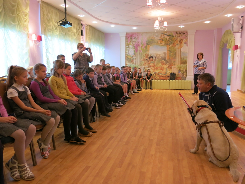 Участники занятия, посвященного Дню белой трости
