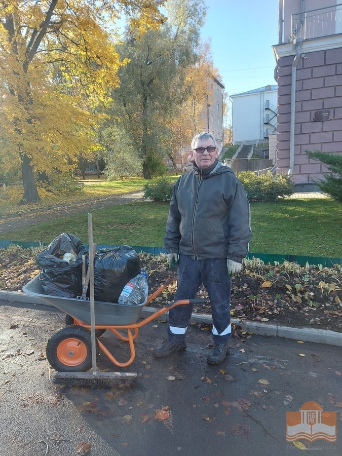 На субботнике у Национальной библиотеки Карелии