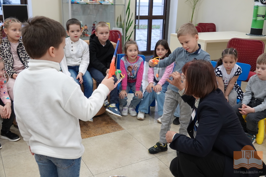 На экскурсии в Национальной библиотеке Карелии
