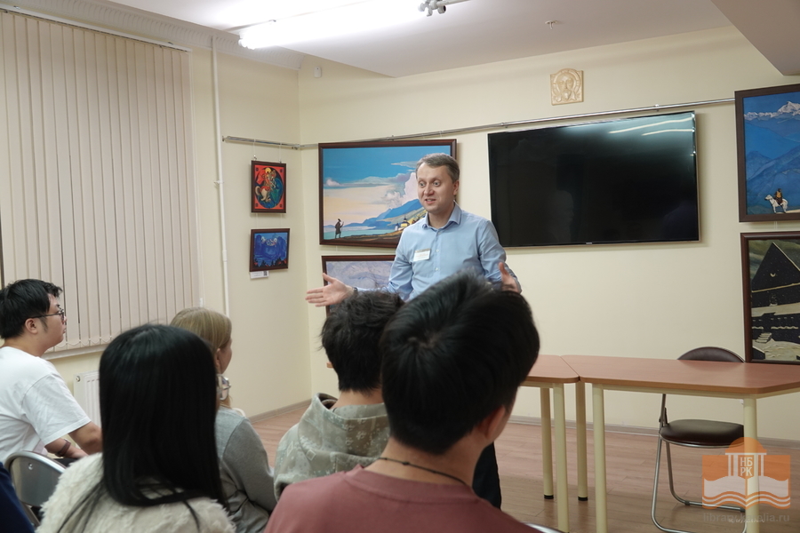 Экскурсанты в Центре Рериха