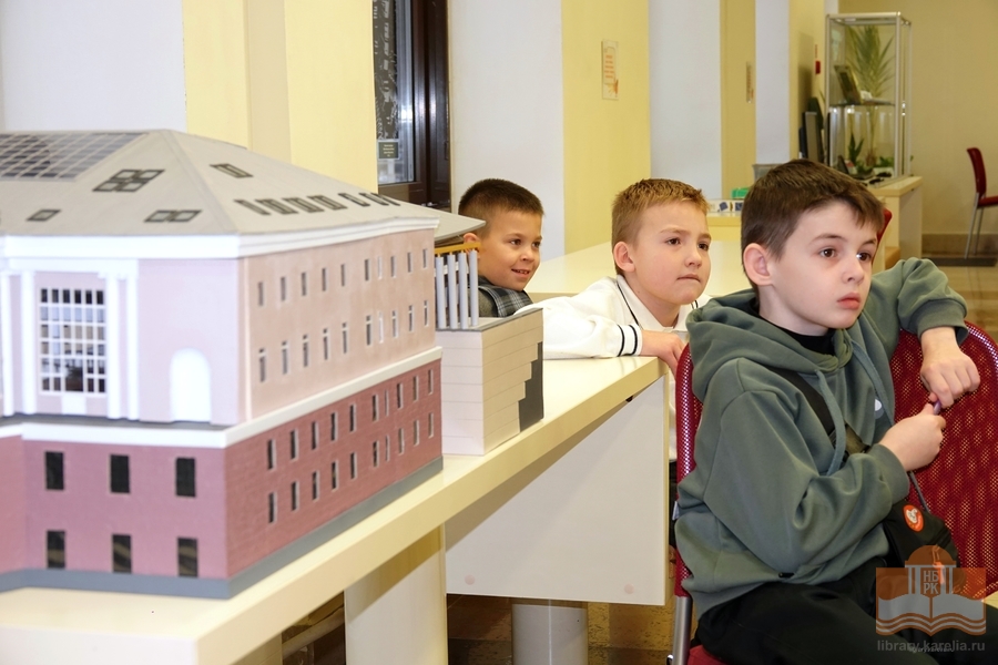 Второклассники школы № 48 на экскурсии в Национальной библиотеке Карелии