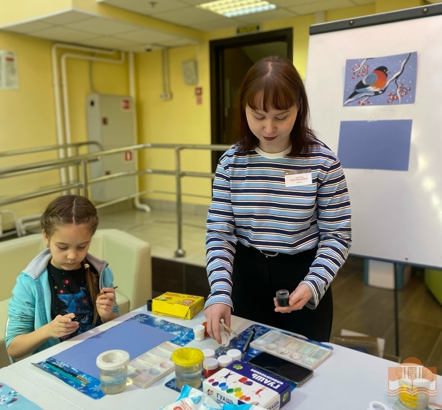 Творческую программу «Сказки и картинки» проводит Нина Аверина, сотрудник Национальной библиотеки Карелии