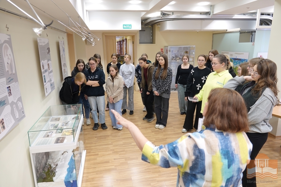 На выставке «Читаем об Арктике» в Национальной библиотеке Карелии
