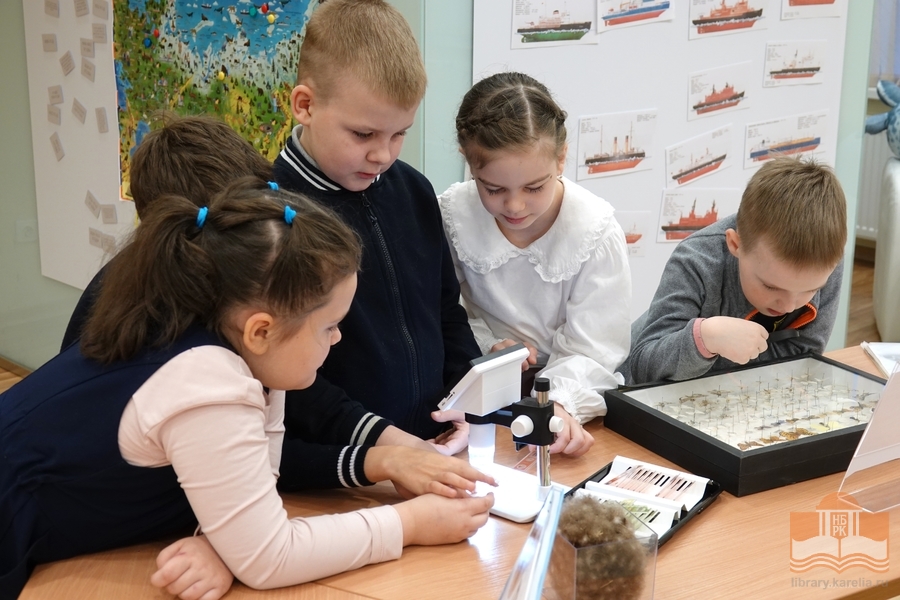 На выставке «Читаем об Арктике» в Национальной библиотеке Карелии
