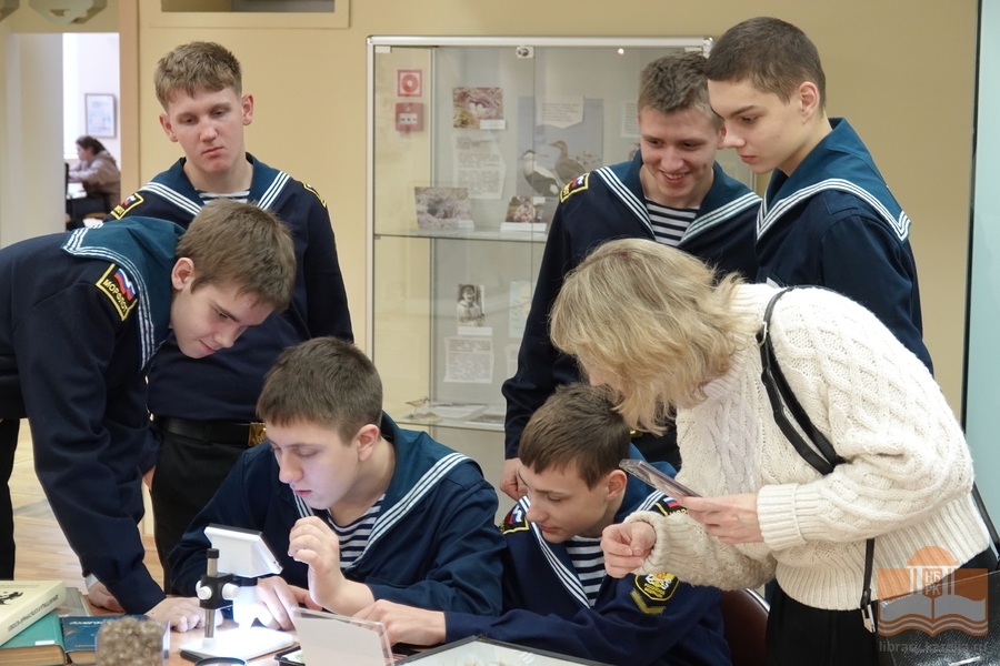 На выставке «Читаем об Арктике» в Национальной библиотеке Карелии