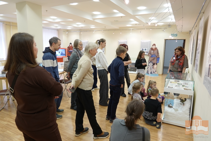На выставке «Читаем об Арктике» в Национальной библиотеке Карелии