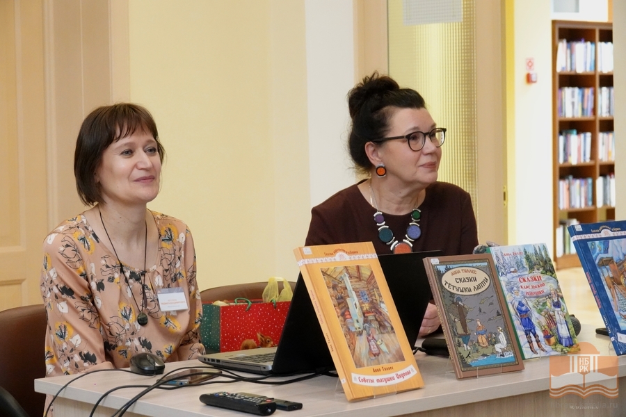 Людмила Чечулина, ведущий библиотекарь Центра детского чтения, и Анна Тиллес, карельская сказочница