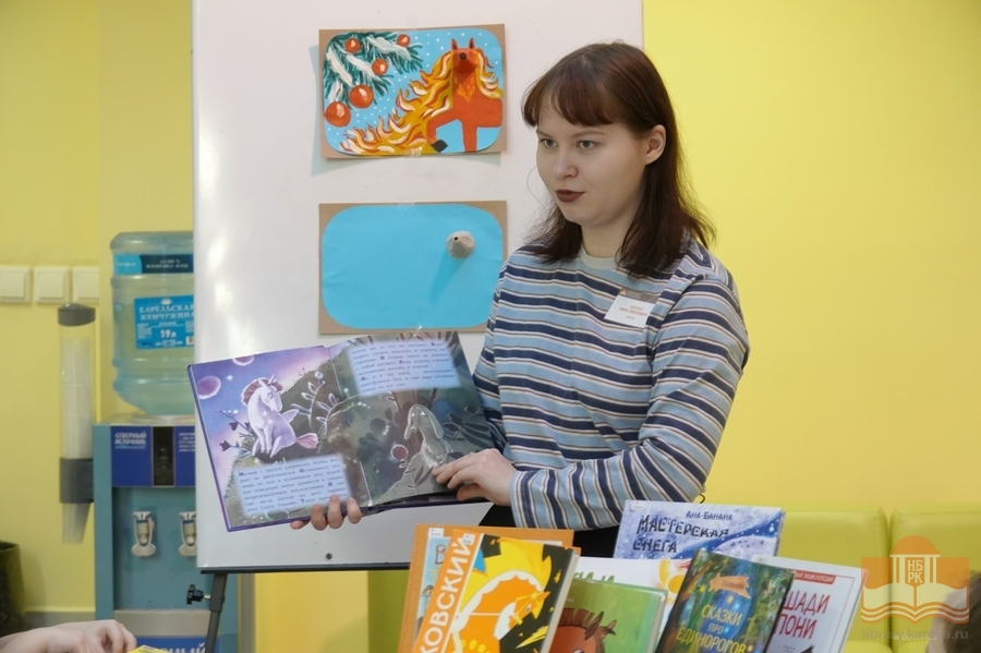 Творческую программу «Сказки и картинки» проводит Нина Аверина, сотрудник Национальной библиотеки Карелия