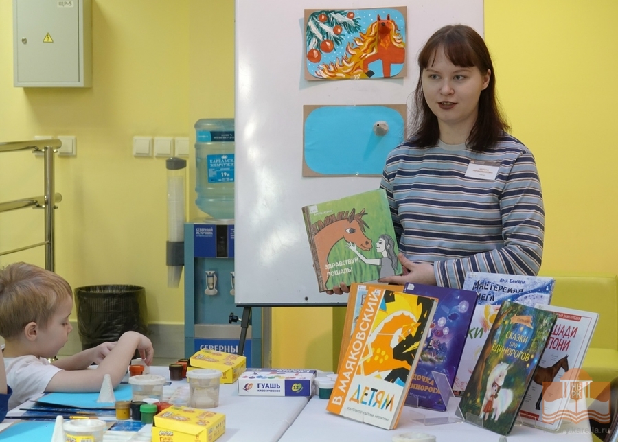 Творческую программу «Сказки и картинки» проводит Нина Аверина, сотрудник Национальной библиотеки Карелия
