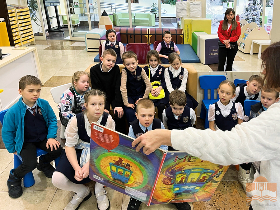 Демонстрация необычных книжных изданий