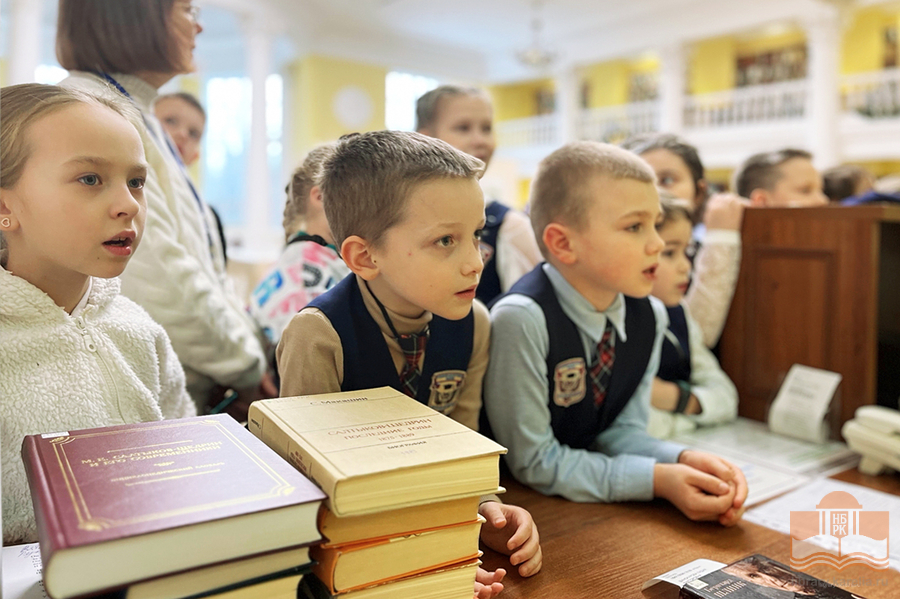 Учащиеся второго класса Университетского лицея на экскурсии по Национальной библиотеке