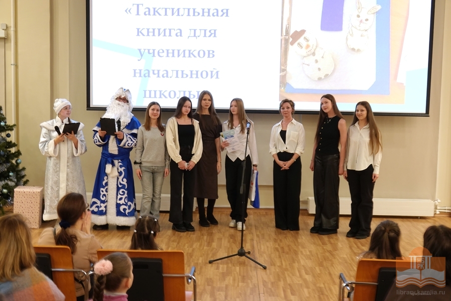 Награду вручает член жюри конкурса Елена Федорова