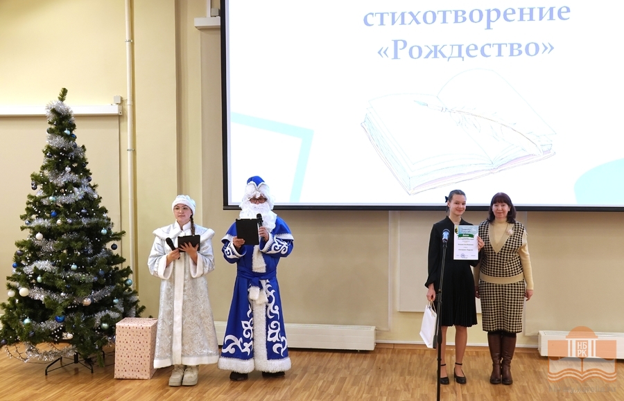 Награду вручает член жюри конкурса Татьяна Дудинова