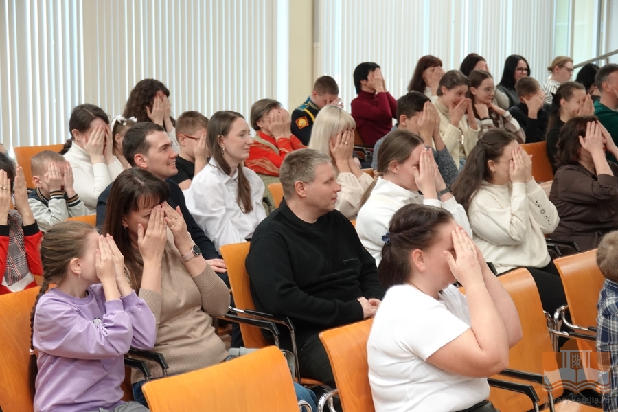 Награду вручает член жюри конкурса Татьяна Дудинова