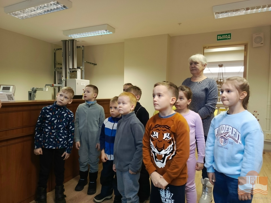 На экскурсии в Национальной библиотеке Карелии