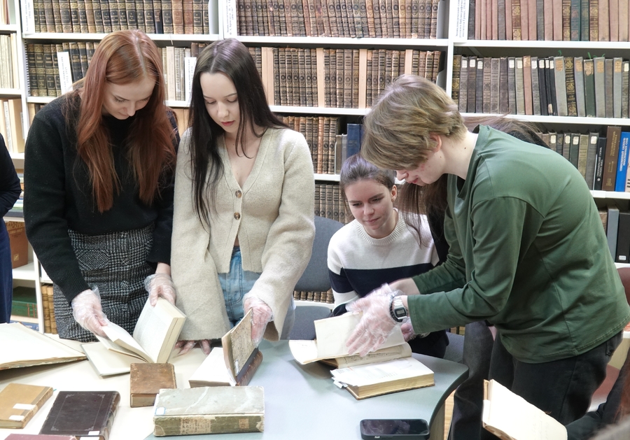 Студенты Института иностранных языков ПетрГУ в секторе редких книг библиотеки