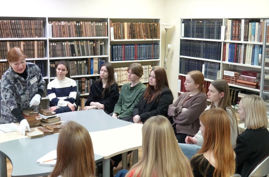 Студенты Института иностранных языков ПетрГУ в секторе редких книг библиотеки