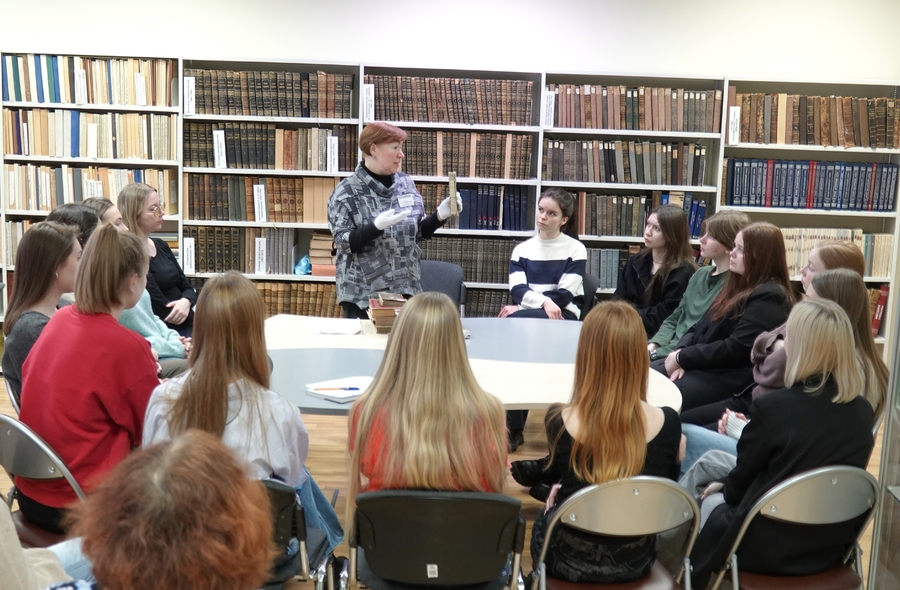 Студенты Института иностранных языков ПетрГУ в секторе редких книг библиотеки. Рассказывает Екатерина Одинец