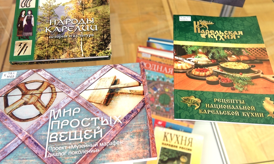 Книжная выставка к Году единства народов России в центральном зале библиотеки