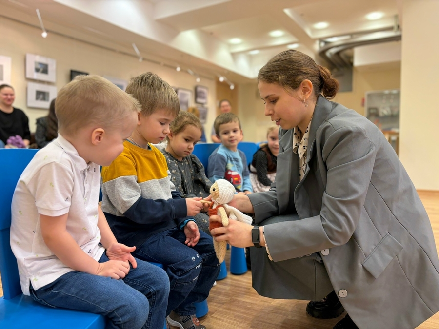 Знакомство с Лучиком, символом Центра детского чтения