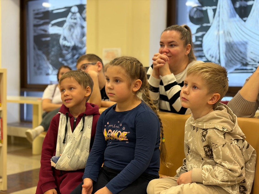 Экскурсанты знакомятся с фондом Центра детского чтения