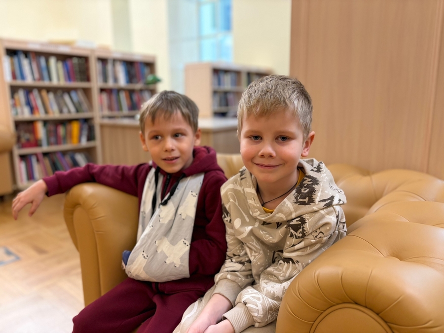 Экскурсанты в большом читальном зале Национальной библиотеки