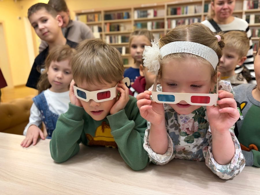 Участники экскурсии знакомятся с фондом библиотеки
