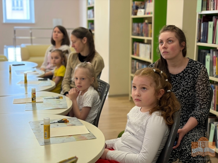 Участники программы «Большой мир маленькой книги: подарок для мамы»