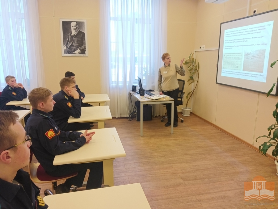 Программу проводит Татьяна Ермолина, библиотекарь Центра детского чтения