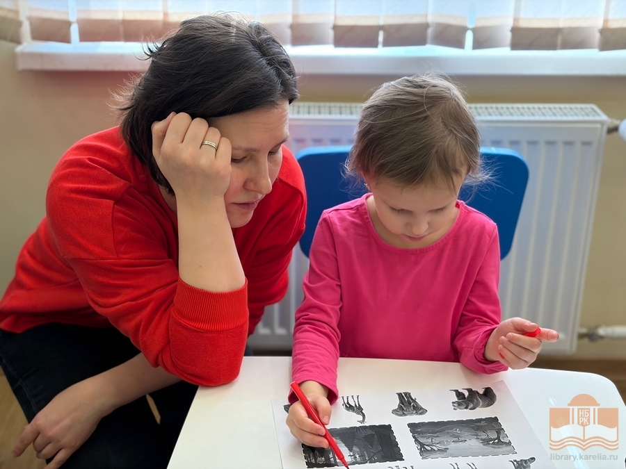 Участники программы «Большой мир маленькой книги. Крохи» выполняют задание
