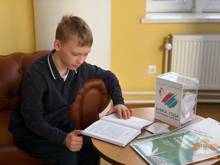 Экскурсанты на выставке «Книга года»