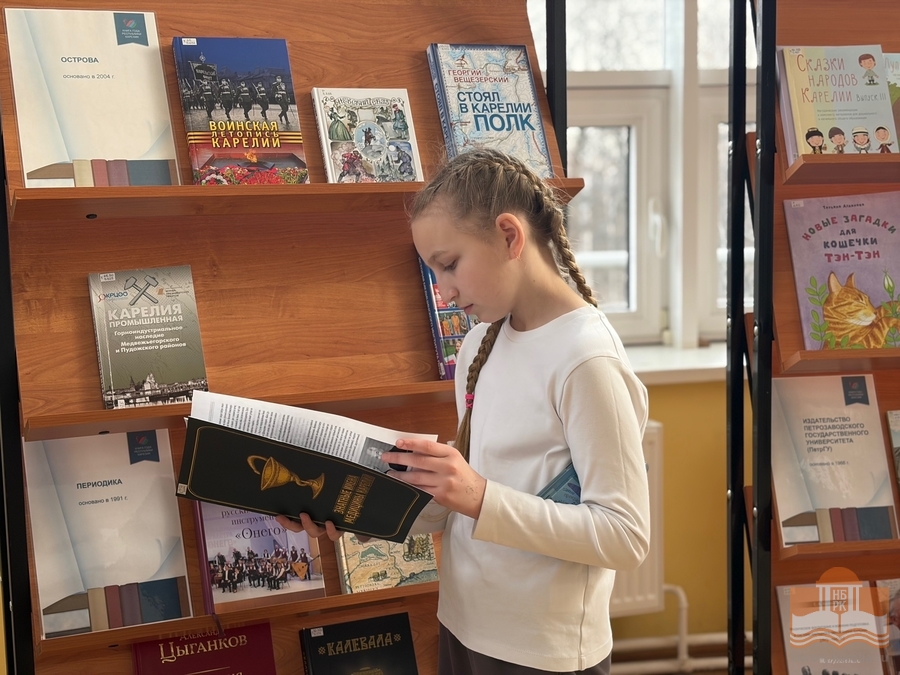 Экскурсанты на выставке «Книга года»