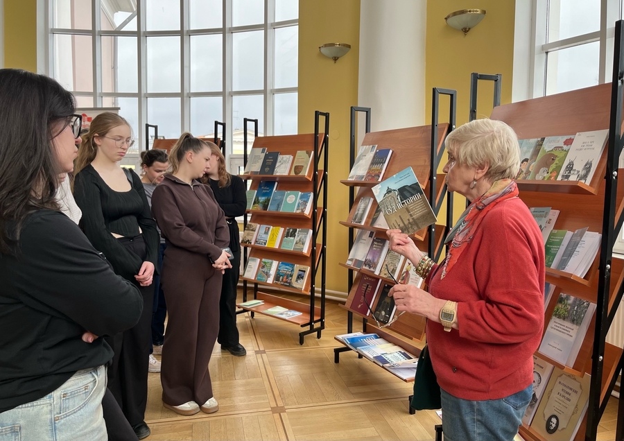 Студенты на выставке «Книга года Республики Карелия – 2025»