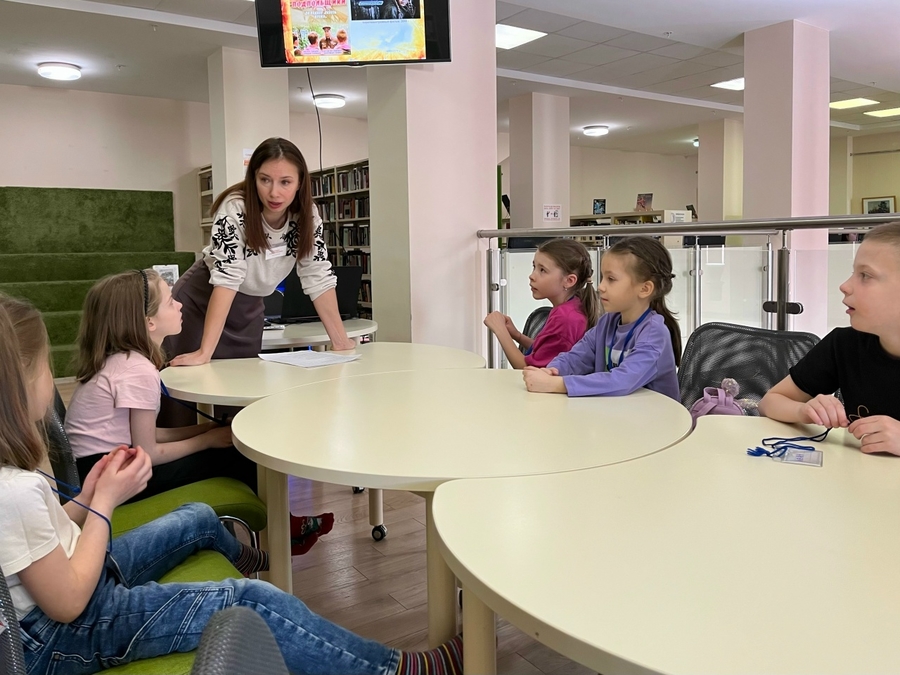 Просветительскую программу «Юные защитники Родины» проводит Надежда Погодина