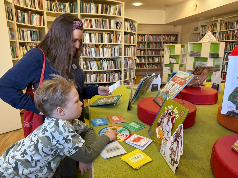 Книжная интерактивная выставка «Читаем сказки народов России»