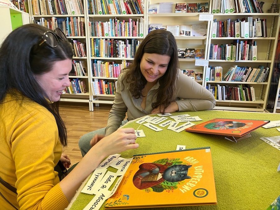 Книжная интерактивная выставка «Читаем сказки народов России»