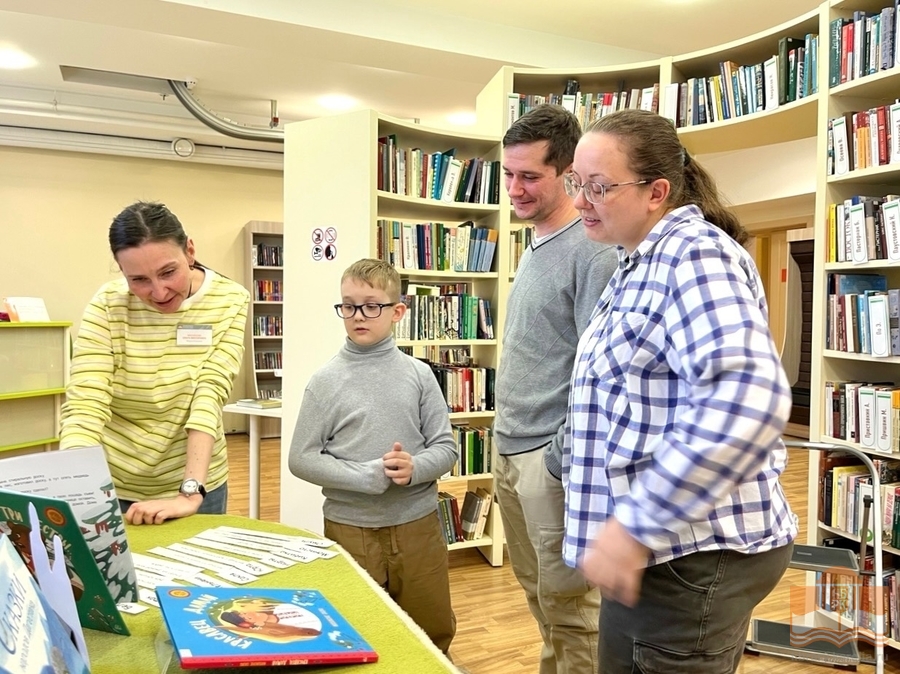 Книжная интерактивная выставка «Читаем сказки народов России»