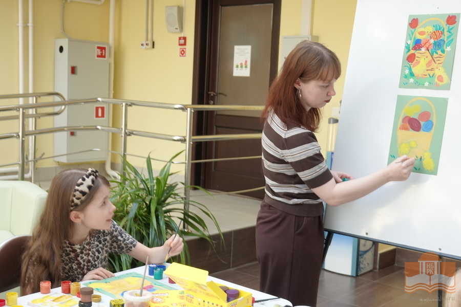 Творческую программу «Сказки и картинки» проводит Нина Аверина, сотрудник Национальной библиотеки Карелия